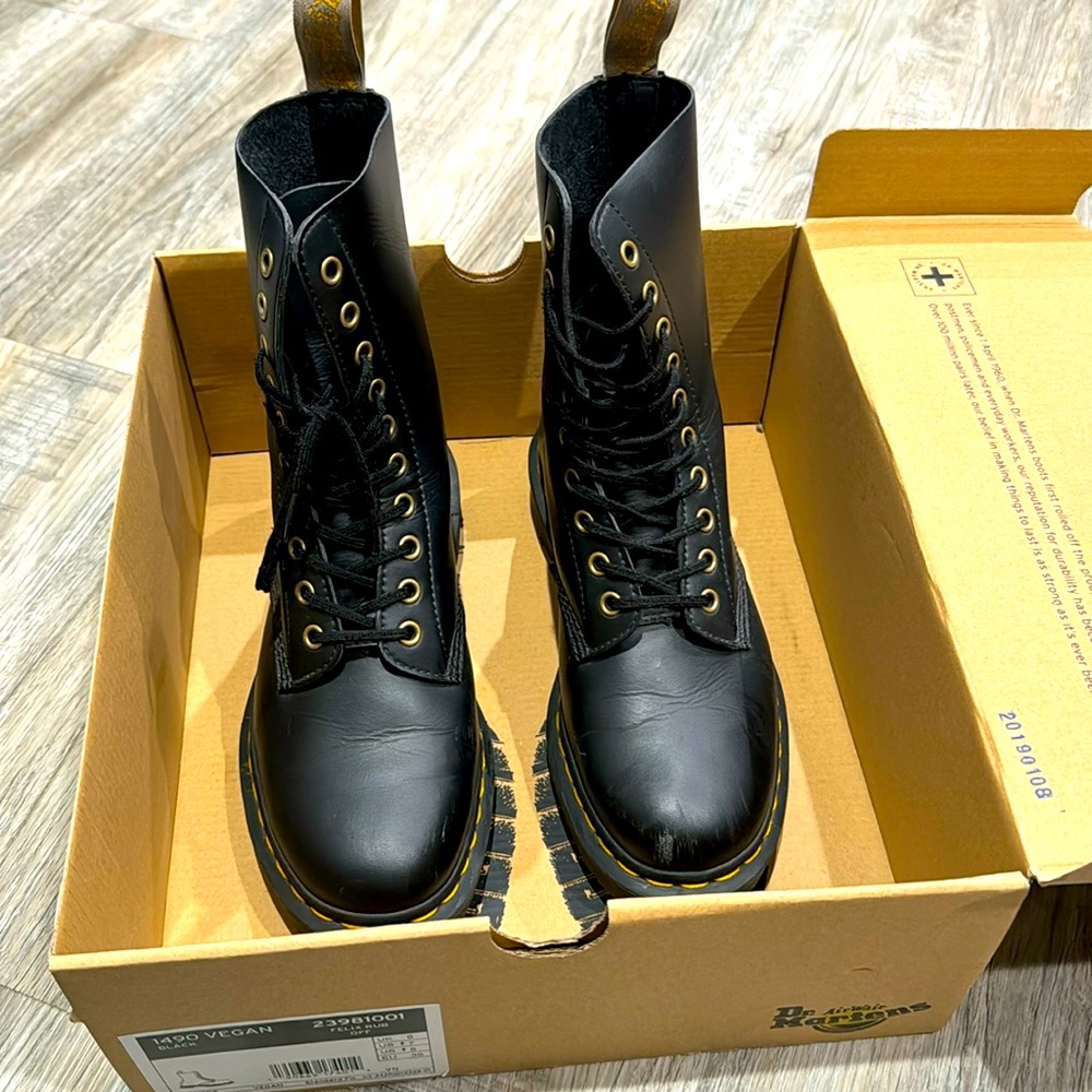 Used  in good condition Dr. Martens vegan boots, comes with the original box.
